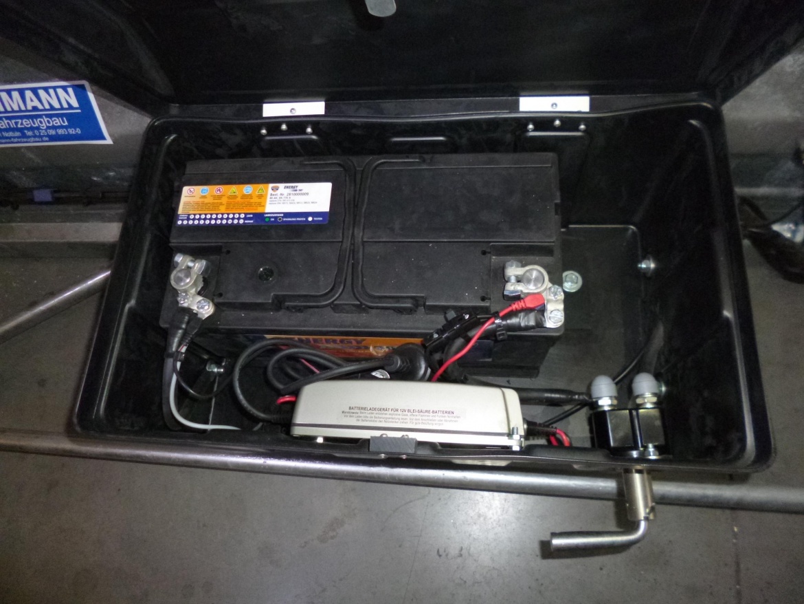 Batterie-Ladegerät in Batteriekasten eingebaut, Stecker für 230V